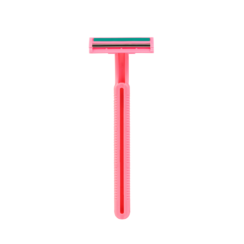 Opakovane použiteľný holiaci strojček pre citlivú pokožku